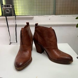 Lucky Brand Stack heel bootie, saddle brown, SO cute! 39 9.5